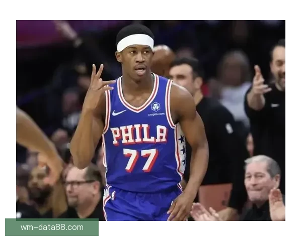 埃奇库姆伤愈复出砍下22分13篮板 76人连续两季横扫爵士 贝利豪取25分